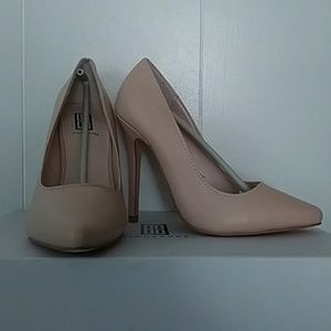 New nude size 6.5 heels